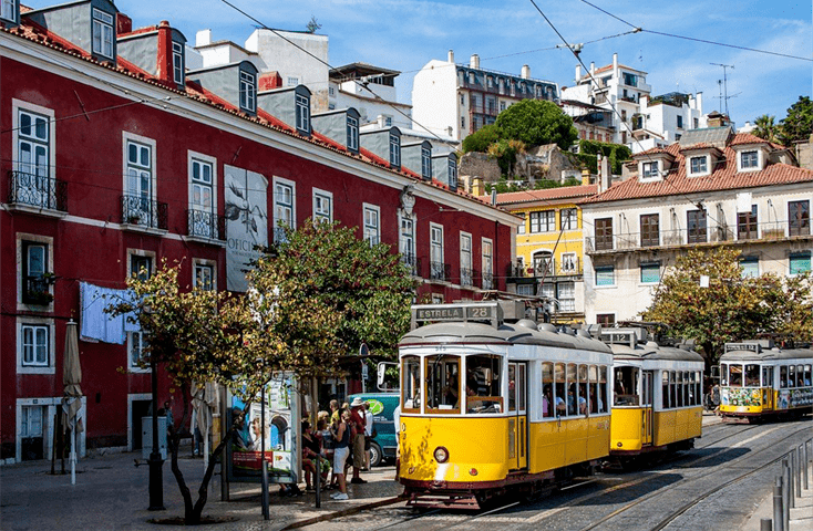Трамвай на улицах Португалии